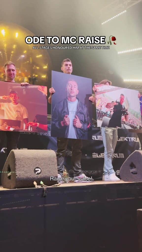 Toutes les étapes du festival ont rendu hommage à l'applaudage pendant 1 minute en t