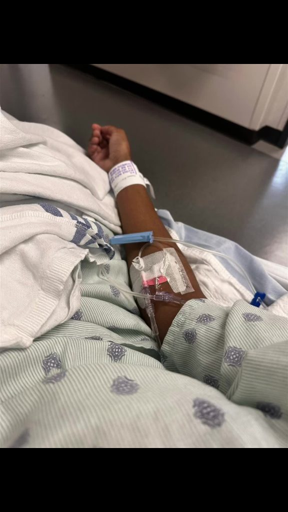 Tiktok (electro-cum): Votre fille est de retour à l’hôpital avec de graves maux de tête. J’ai été électrocuté sur mon