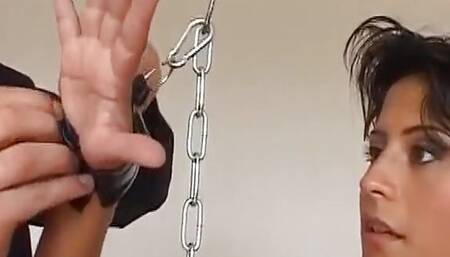 WEB: Une belle allemande reçoit un soin du visage après une baise torride en action BDSM