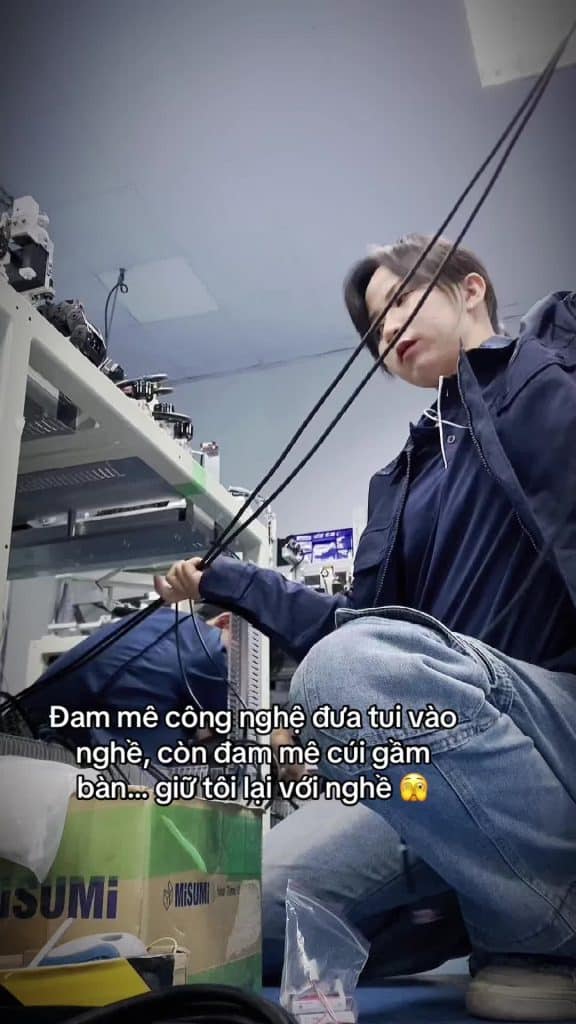 Tiktok (electro-cum): Je ne peux pas me tenir debout, je ne peux pas m’asseoir, je ne peux pas m’agenouiller, je ne peux pas m’allonger, je ne peux rien faire, patron.
